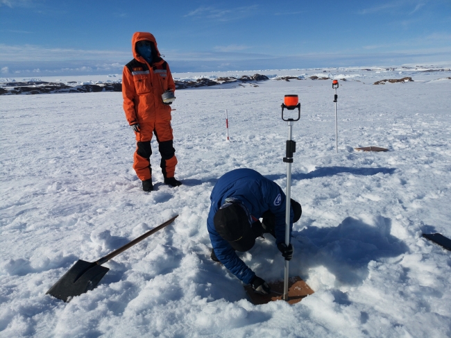 冰盖上布设卫星定标用的棱镜_20191214_162132 冰盖上布设卫星定标用的棱镜_20191214_162132