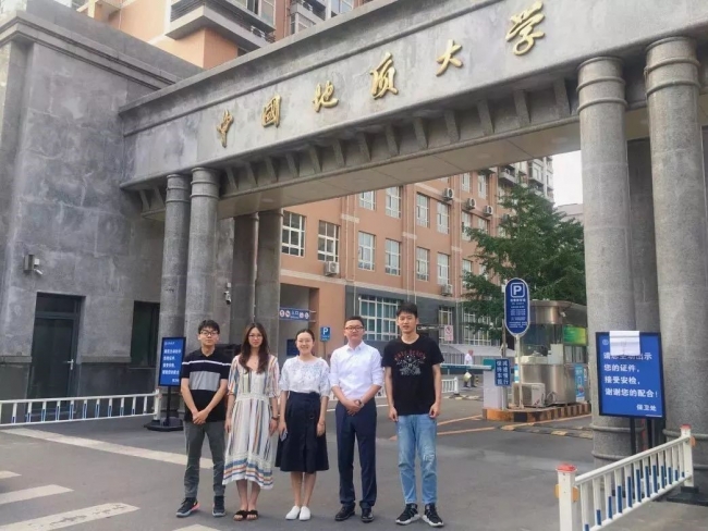 左一、左三为性爱电影2017级硕士研究生任浩然、喻月